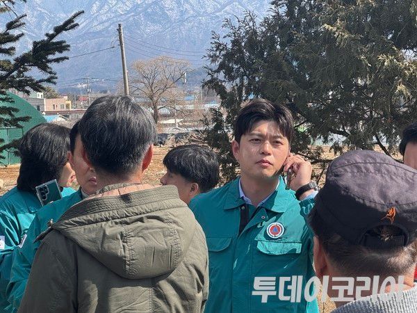 ▲ 6일 경기도 포천시 노곡리 인근에서 한미 연합훈련 도중 우리 공군에 의해 발생한 오폭사고 현장 인근에서 포천시 지역구 국회의원인 김용태 국민의힘 의원이 도착하고 있다. 사진=진민석 기자