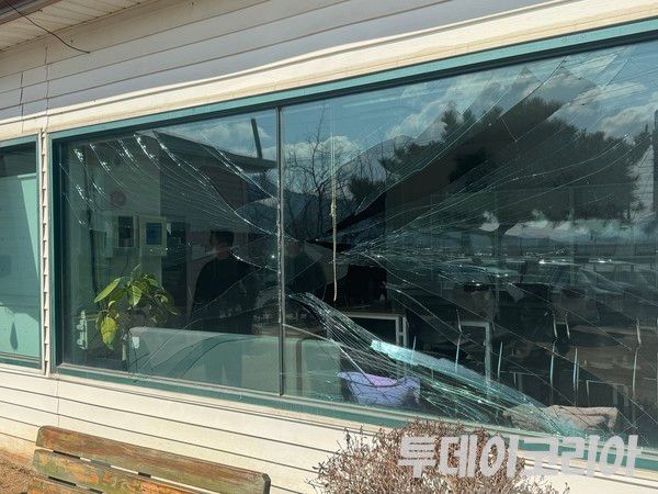 ▲ 6일 경기도 포천시 이동면 노곡리 인근에서 우리 공군에 의한 오폭 사고가 발생한 다수의 민간인이 다친 가운데, 인근 소재 노인복지센터 건물이 피해를 입은 모습. 사진=진민석 기자