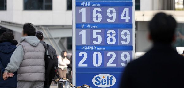 ▲ 지난 3일 서울 소재 주유소에서 휘발유·경유가 판매되고 있다. 사진=뉴시스