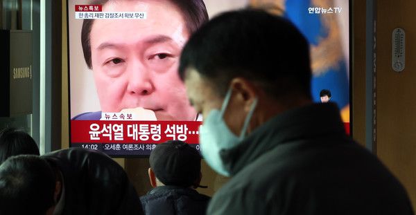 ▲ 법원이 내란 우두머리(수괴) 혐의로 구속 기소된 윤석열 대통령의 구속 취소 청구를 인용한 7일 오후 서울 중구 서울역 대합실에서 이용객들이 관련 뉴스를 시청하고 있다. 사진=뉴시스