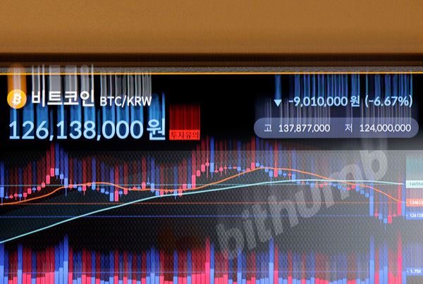 ▲ 지난 4일 서울 서초구 빗썸 투자자보호센터에 비트코인 가격이 표기되고 있다. 사진=뉴시스