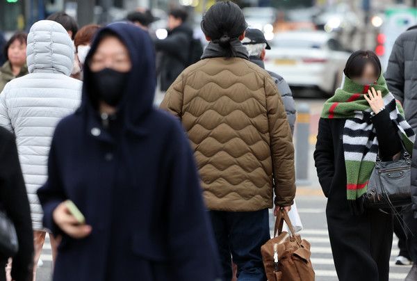 ▲ 서울 종로구 광화문네거리에서 시민들이 발걸음을 재촉하고 있다. 사진=뉴시스