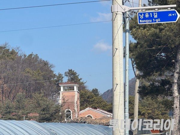 ▲ 6일 경기도 포천시 이동면 한 교회가 한미 연합훈련 도중 우리나라 공군의 오폭에 의해 무너져 있다. 사진=진민석 기자