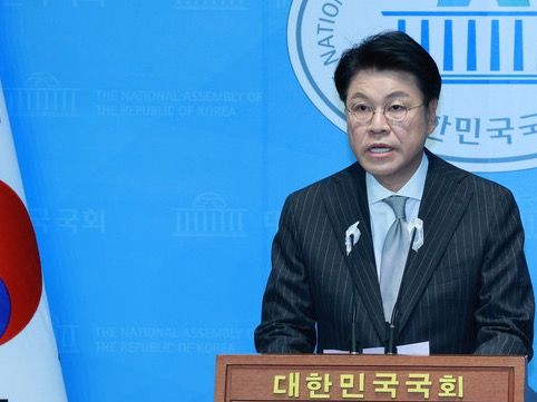 ▲ 장제원 국민의힘 의원이 12일 오전 서울 여의도 국회 소통관에서 총선 불출마 관련 기자회견을 하고 있다. 사진=뉴시스