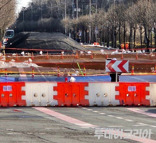 ▲ 30일 관계자들이 서울 강동구 대명초등학교 인근 사거리에 생긴 싱크홀(땅꺼짐) 현장을 점검하고 있다. 이번 싱크홀은 가로 18m, 세로 20m, 깊이 약 20m 규모로 왕복 6차선 중 4차선에 걸쳐 발생했다. 사진=투데이코리아