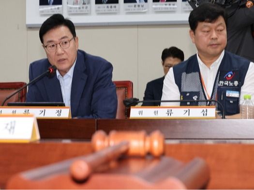 ▲ 지난해 5월 21일 세종시 정부세종청사에서 열린 최저임금위원회 제1차 전원회의에서 류기정 사용자 위원이 발언하고 있다. 오른쪽은 류기섭 근로자 위원. 사진=뉴시스