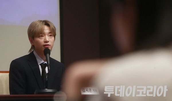 ▲ 10일 ‘코람데오연대’ 주최로 열린 ‘류광수 총재 성폭력 피해자 기자회견’에서 김시온 투데이코리아 기자가 관련 증거 영상을 제시하며 설명하고 있다. 사진=투데이코리아