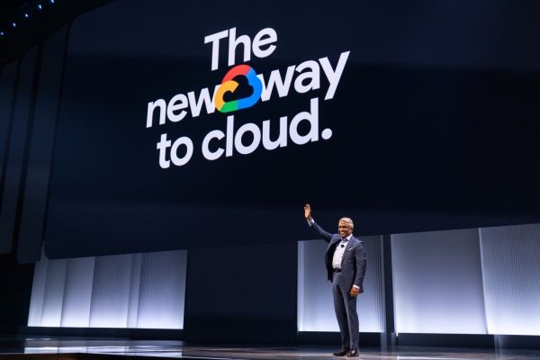 ▲ 토마스 쿠리안 구글 클라우드 CEO가 9일(현지시간) 미국 라스베이거스에서 열린 '구글 클라우드 넥스트 2025' 현장에서 참석해 인사하고 있다. 사진=구글 클라우드