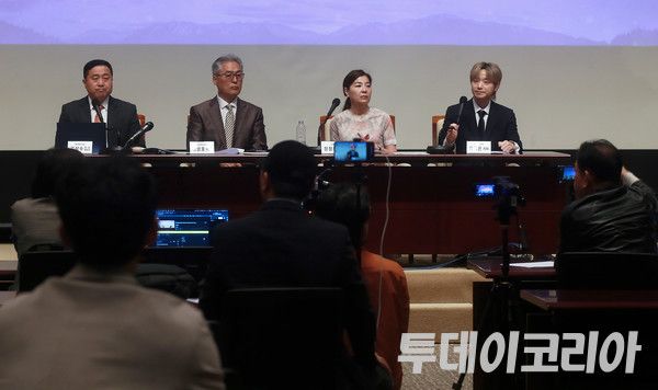 ▲ 세계복음화전도협회(이하 다락방) 피해자와 탈퇴자로 구성된 단체 ‘코람데오연대’가 10일 서울 한국프레스센터에서 ‘류광수 총재 성폭력 피해자 기자회견’을 진행하고 있다. 사진=투데이코리아