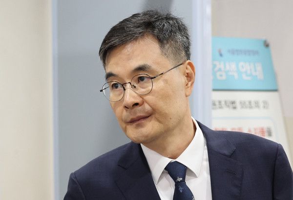 ▲ 고(故) 이예람 중사 사망 사건 수사에 불법 개입한 혐의로 기소된 전익수 전 공군본부 법무실장이 지난해 8월 29일 서울 서초구 서울고등법원에서 열린 항소심 선고기일에서 무죄를 선고받은 후 법정을 나서고 있다. 사진=뉴시스