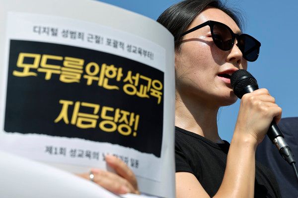 ▲ 청소년·여‘명실상부 2위 후보’ 이낙연 전 총리, 대선 출마 기로···새민주 “이재명 막아야”성·교육·인권·학부모 시민단체가 4일 서울 여의도 국회 앞에서 디지털 성범죄 근절, 청소년을 위한 정책 총력 대응 촉구 기자회견을 하고 있다. 사진=뉴시스