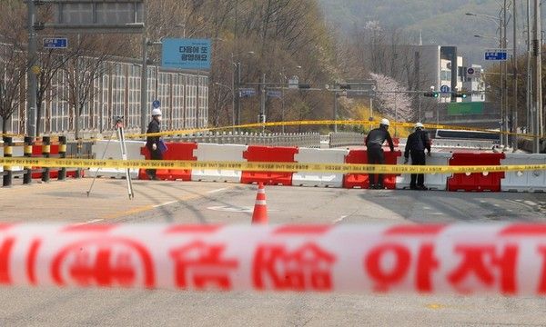 ▲ 11일 붕괴 우려 신고가 접수된 경기 광명시 일직동 신안산선 공사 현장 인근이 통제되고 있다. 사진=뉴시스