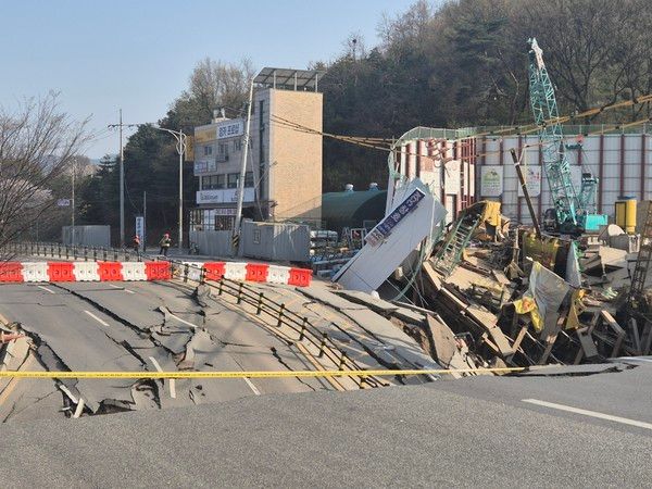 ▲ ] 11일 오후 3시17분 경기 광명시 일직동 신안산선 복선전철 5-2 공사 2공구 현장에서 붕괴 사고가 발생했다. 사진=경기도소방재난본부