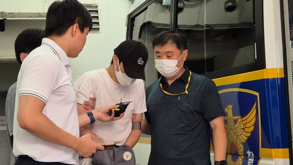 ▲ 경기 양주시의 한 태권도장에서 5살 어린이를 중태에 빠트린 30대 태권도 관장이 19일 오전 의정부경찰서 유치장에서 나와 검찰로 송치되고 있다. 2024.07.19. 사진=뉴시스