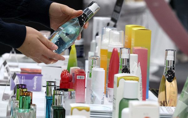 ▲ 지난 3월 13일 오전 서울 강서구 코엑스 마곡에서 열린 ‘2025 서울 인디뷰티쇼’에서 관람객이 전시된 화장품을 살펴보고 있다. 사진=뉴시스