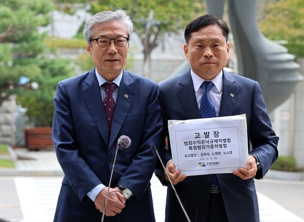 ▲ 원순석(왼쪽) 5.18기념재단 이사장이 노태우 일가(김옥숙, 노재헌, 노소영)의 범죄수익은닉규제처벌법과 특정범죄가중처벌법 위반에 대한 고발장 접수를 앞두고 14일 오전 서울 서초구 대검찰청 민원실 앞에서 고발 취지를 설명하고 있다. 2024.10.14.