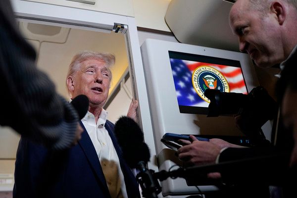 ▲ 도널드 트럼프 미 대통령이 11일(현지시각) 플로리다주 웨스트 팜비치로 가는 미 대통령 전용기 안에서 기자들과 대화하고 있다. 사진=뉴시스