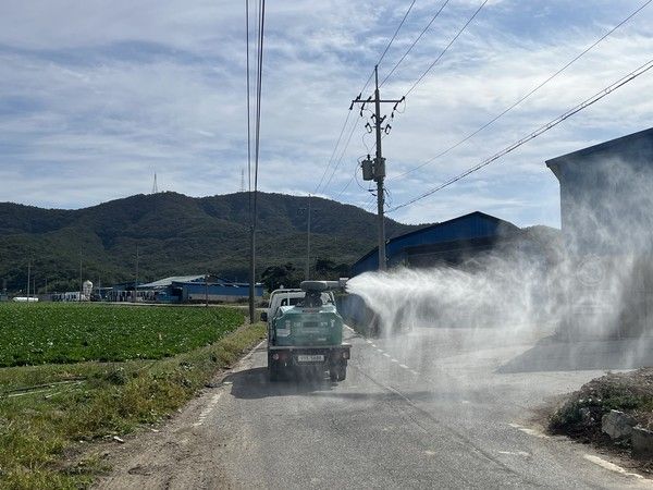 ▲ 구제역 소독차량이 전남 축산 관련 시설을 돌며 소독을 하고 있다. 사진=전남도청