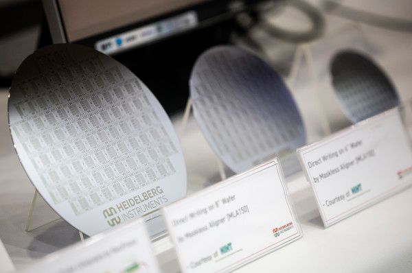 ▲ 지난 2월 19일 서울 강남구 코엑스에서 열린 세미콘 코리아 2025에 반도체 웨이퍼가 전시되어 있다. 사진=뉴시스