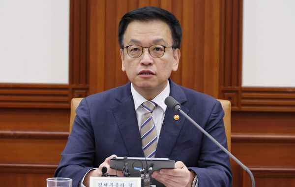 ▲ 최상목 경제부총리 겸 기획재정부 장관이 15일 오전 서울 종로구 정부서울청사에서 열린 경제관계장관회의 겸 산업경쟁력강화 관계장관회의에 참석해 발언하고 있다. 사진=뉴시스