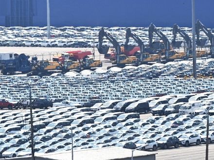 ▲ 지난 3월 31일 경기도 평택항내 자동차 전용부두에 선적을 기다리는 수출용 차량이 세워져 있다. 사진=뉴시스