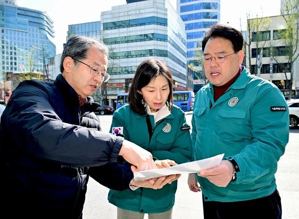 ▲ 15일 최호정 서울시의회 의장(가운데)이 시청역 8번 출구 땅 꺼짐 신고 현장을 점검하고 있다. 사진=서울시의회