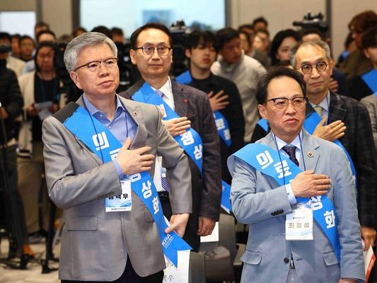 ▲ 김택우 대한의사협회 회장이 13일 서울 용산구 대한의사협회에서 열린 대선기획본부 출범식 및 의료정상화를 위한 전국의사대표자대회에 참석해 국민의례를 하고 있다. 2025.04.13. 사진=뉴시스