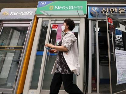 ▲ 2일 오전 서울 한 시중은행 ATM기 앞으로 시민이 지나가고 있다. 2023.06.02. 사진=뉴시스