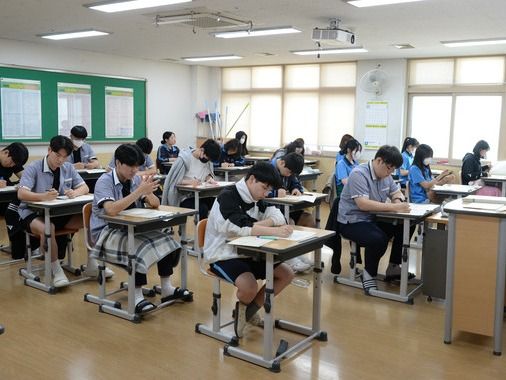 ▲ 울산 중구 약사고등학교에서 3학년 학생들이 모의고사를 치르고 있다. 사진=뉴시스