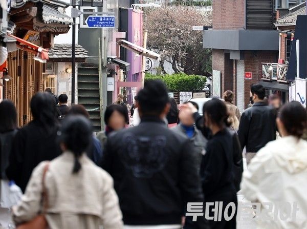 ▲ 서울 종로구에서 관광객들이 발걸음을 옮기고 있다. 사진=투데이코리아