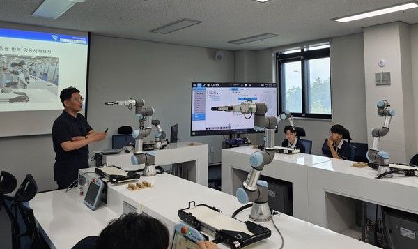 ▲ 한국폴리텍대학 로봇캠퍼스에서 진로체험 프로그램에 참여한 학생들에게 협동로봇실습을 진행하고 있다. 2025.03.18. 사진=한국폴리텍대학