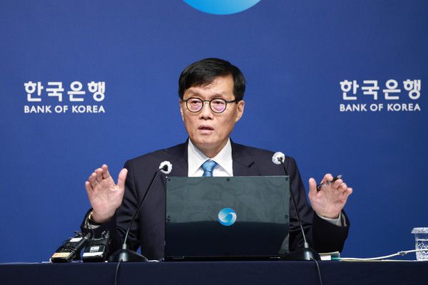 ▲ 이창용 한국은행 총재가 17일 한은 금융통화위원회(금통위) 이후 진행된 기자간담회에서 질문에 답변하고 있다. 사진=한국은행