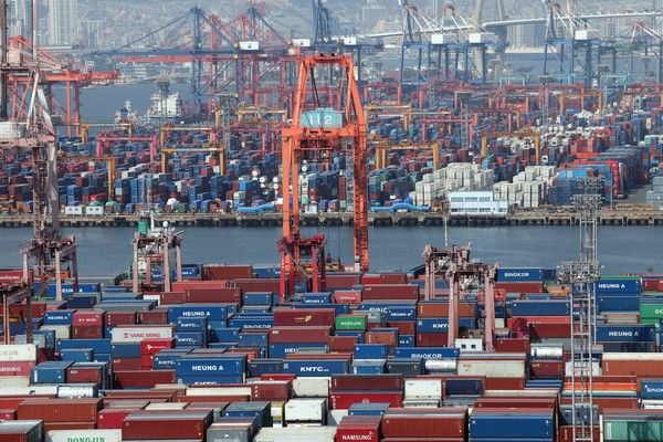 ▲ 지난 9일 부산 남구 신선대(사진 아래) 및 감만(위) 부두 야적장에 수출입 컨테이너가 쌓여 있다. 사진=뉴시스