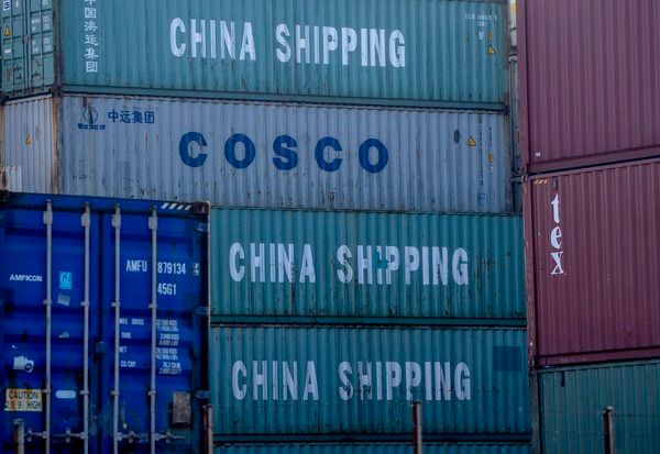 ▲ 독일 함부르크 항구에 중국원양해운 ‘코스코’의 컨테이너들이 쌓여 있다. 사진=AP/뉴시스