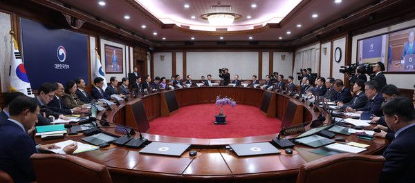 ▲ 한덕수 대통령 권한대행 국무총리가 18일 정부서울청사에서 열린 추가경정예산안 심의 임시국무회의를 주재하고 있다. 사진=뉴시스