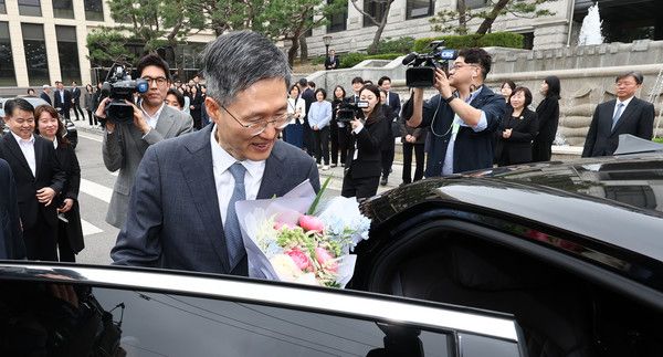 ▲ 문형배 헌법재판소장 권한대행이 18일 오전 서울 종로구 헌법재판소에서 열린 퇴임식을 마치고 환송을 받으며 떠나고 있다. 사진=뉴시스