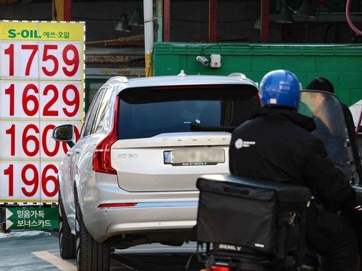 ▲ 지난 9일 서울 시내의 한 주유소에서 시민들이 주유를 하고 있다. 사진=뉴시스