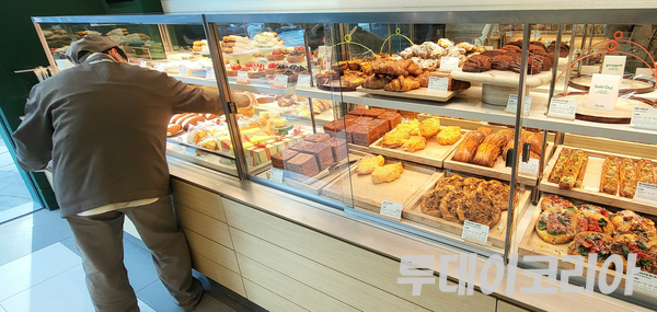 ▲ 제과점 직원이 빵을 진열하고 있다. 사진=투데이코리아