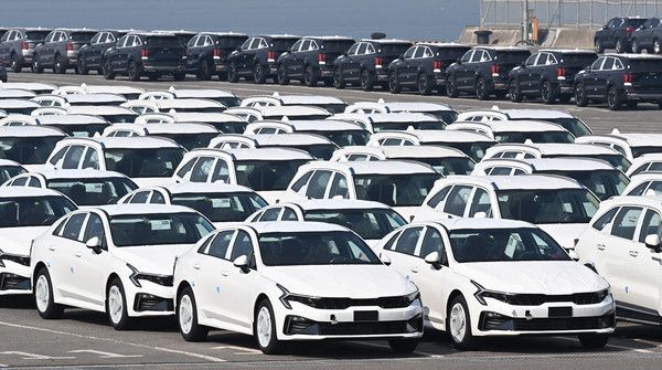 ▲ 지난 1일 경기도 평택항내 자동차 전용부두에 선적을 기다리는 수출용 차량이 세워져 있다. 사진=뉴시스