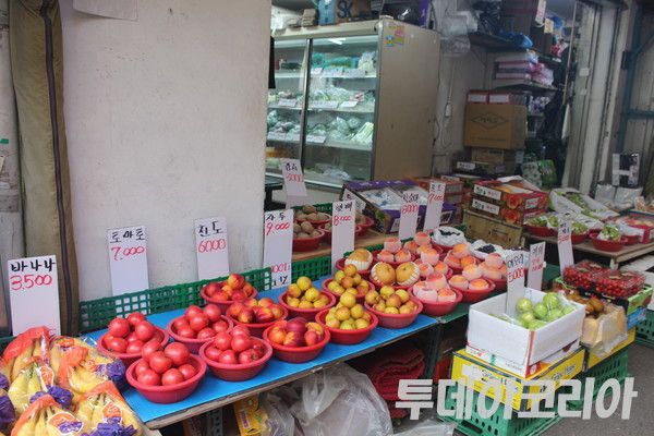▲ 서울 종로구 창신골목시장의 한 청과시장에 과일이 매대에 진열되어 있다. 사진=투데이코리아