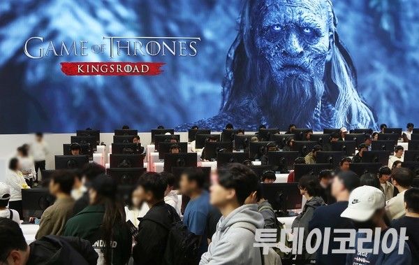 ▲ 지난해 부산 해운대구 벡스코에서 열린 국제게임전시회 '지스타 2024'에서 관람객들이 넷마블의 부스에서 게임을 시연하고 있다. 사진=투데이코리아