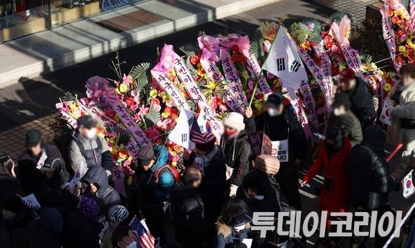 ▲ 지난 1월 윤석열 대통령 탄핵을 반대하는 시민들이 한남동 관저 인근에서 집회를 벌이고 있다. 사진=투데이코리아