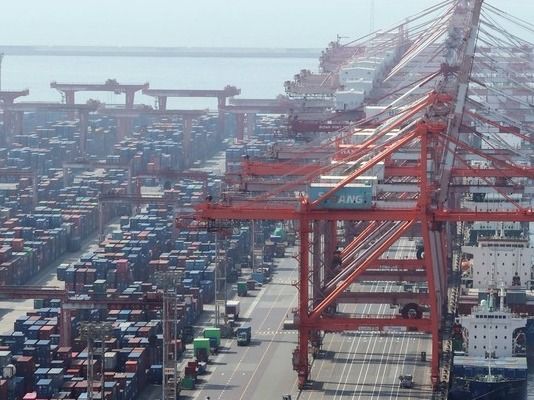 ▲ &nbsp;지난 9일 부산 남구 신선대부두에서 수출입 컨테이너 선적 및 하역작업이 진행되고 있다. 사진=뉴시스