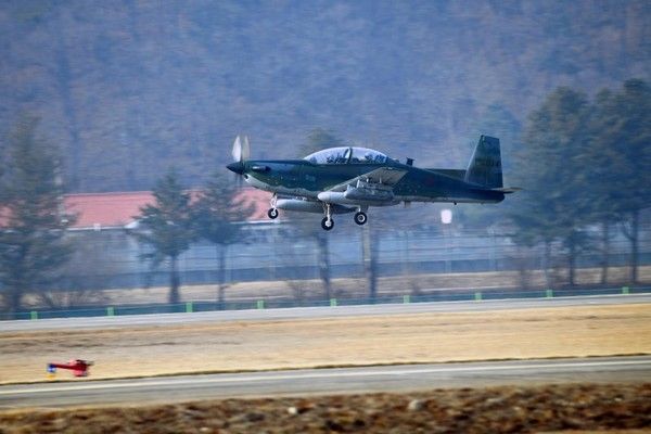 ▲ 한미 공군 대대급 연합공중훈련인 쌍매훈련에 참가한 공군 8전투비행단 KA-1 공중통제공격기가 원주기지 활주로에서 이륙하고 있다. 사진=공군