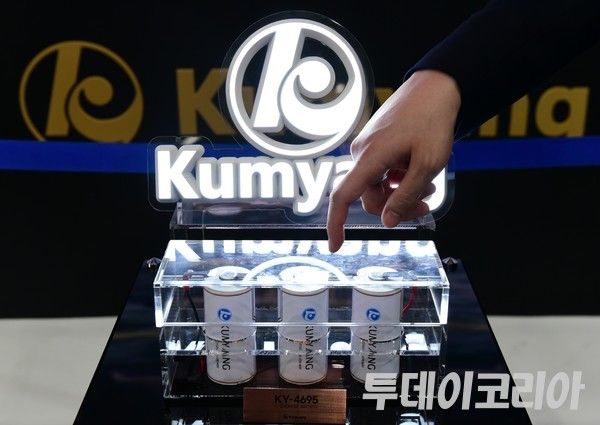 ▲ ▲ 7일&nbsp;서울 코엑스에서 열린 인터배터리 2024에서 관람객들이 금양의&nbsp;이차전지 4695 배터리를 살펴보고 있다. 사진=투데이코리아