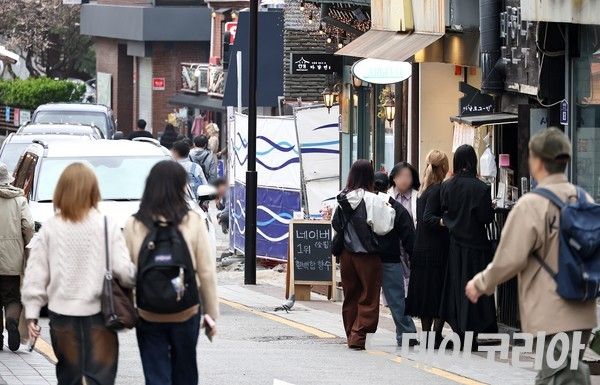 ▲ 서울 시내에서 관광객들이 발걸음을 옮기고 있다. 사진=투데이코리아