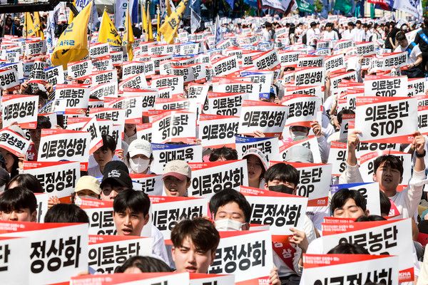 ▲ 20일 서울 중구 세종대로에서 열린 의료정상화를 위한 전국의사궐기대회에 참가한 의대생과 대한의사협회 관계자들이 구호를 외치고 있다. 사진=뉴시스