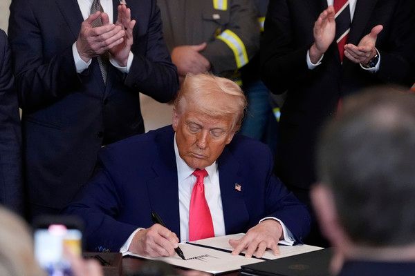 ▲ 도널드 트럼프 미국 대통령이 8일(현지 시간) 백악관 이스트룸에서 석탄 산업 활성화 행정 명령에 서명하고 있다. 사진=뉴시스