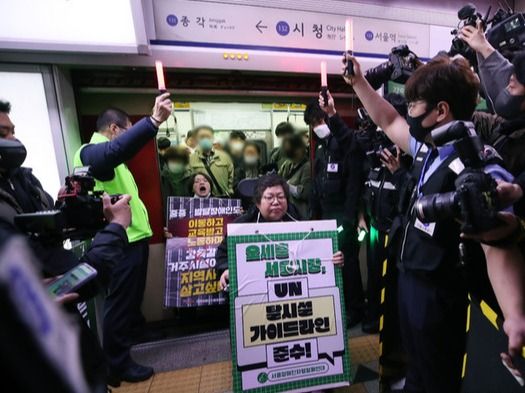 ▲ 전국장애인차별철폐연대(전장연)가 23일 서울 지하철 1호선 시청역에서 오세훈 서울시장 대화 촉구 출근길 지하철 탑승선전전에 참여하기 위해 지하철에서 내리고 있다. 사진=뉴시스