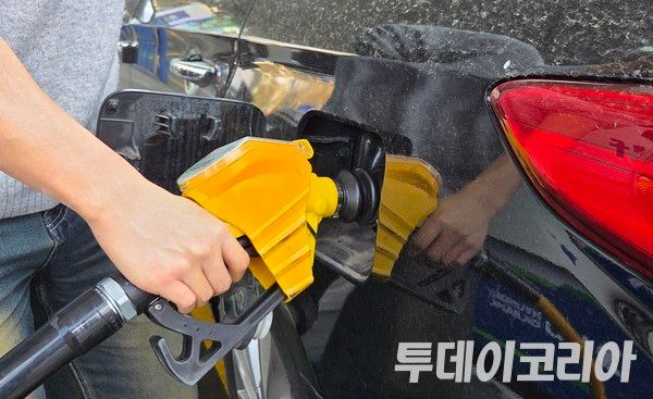 ▲ 서울시 한 주유소에서 시민이 주유를 하고 있다. 사진=투데이코리아